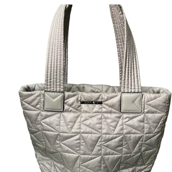 Michael Kors Winnie Small Quilted Shoulder Tote NWT - Picture 2 of 7